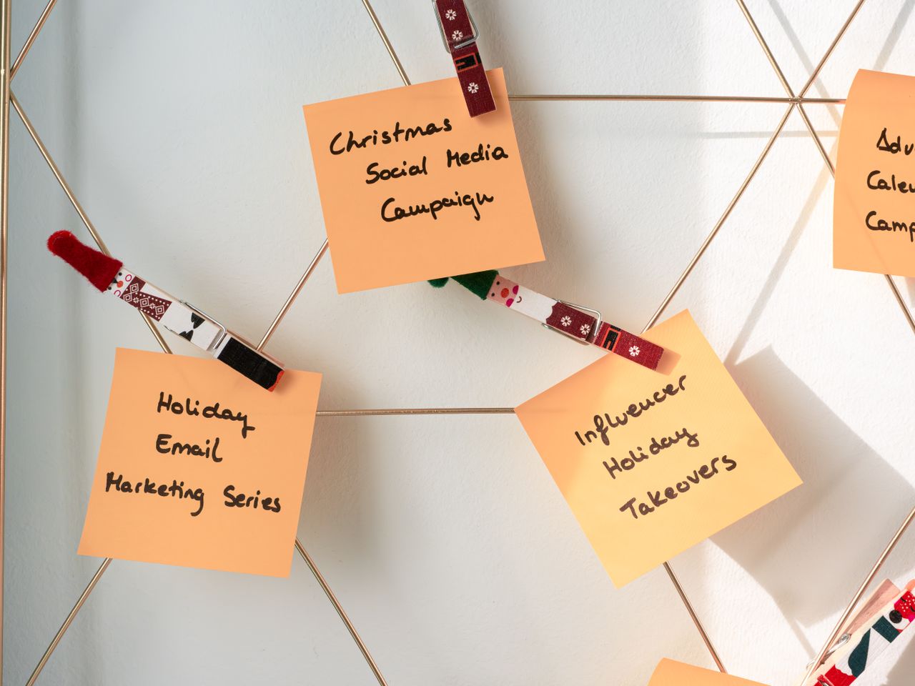 Des notes adhésives avec des idées de marketing de Noël pour vos campagnes sur les réseaux sociaux et par email.